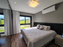 Linda casa em condomínio fechado no estilo rústico sofisticado 
