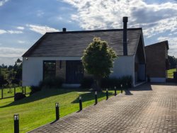 Linda casa em condomínio fechado no estilo rústico sofisticado 