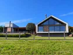 Linda casa em condomínio fechado no estilo rústico sofisticado 