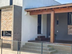 Linda casa em condomínio fechado no estilo rústico sofisticado 