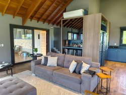 Linda casa em condomínio fechado no estilo rústico sofisticado 