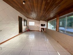 Casa com 02 dormitórios no bairro Lomba Grande 