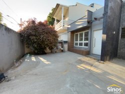 Casa com 03 dormitórios no bairro Jardim das Acácias  