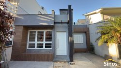 Casa com 03 dormitórios no bairro Jardim das Acácias  