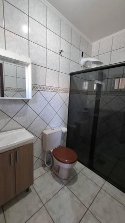 Casa com 03 dormitórios, sendo 01 suíte, em amplo terreno no bairro Scharlau 