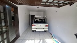 Casa com 03 dormitórios, sendo 01 suíte, em amplo terreno no bairro Scharlau 