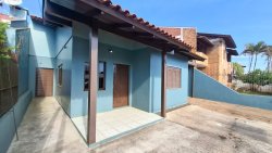 Casa com 03 dormitórios, sendo 01 suíte, em amplo terreno no bairro Scharlau 