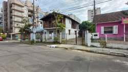 Casa com 05 dormitórios no bairro Vila Rosa 