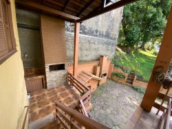 Casa ampla estilo sobrado com 05 dormitórios, sendo 01 suíte no bairro Boa Vista 