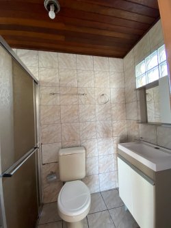 Casa ampla estilo sobrado com 05 dormitórios, sendo 01 suíte no bairro Boa Vista 