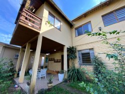 Casa ampla estilo sobrado com 05 dormitórios, sendo 01 suíte no bairro Boa Vista 