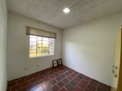 Casa ampla estilo sobrado com 05 dormitórios, sendo 01 suíte no bairro Boa Vista 