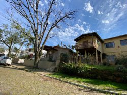 Casa ampla estilo sobrado com 05 dormitórios, sendo 01 suíte no bairro Boa Vista 