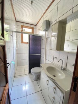 Casa com 02 dormitórios no bairro Lomba Grande  