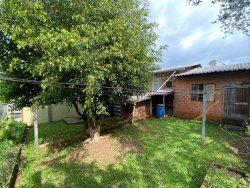Casa com 02 dormitórios no bairro Lomba Grande  