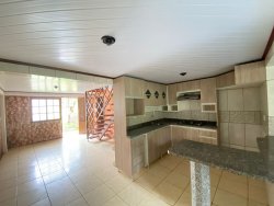 Casa com 02 dormitórios no bairro Lomba Grande  