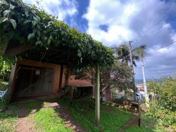 Casa com 02 dormitórios no bairro Lomba Grande  