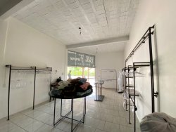 Sala comercial com 65m² no bairro Lomba Grande  