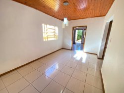 Casa com 04 dormitórios no bairro Lomba Grande 