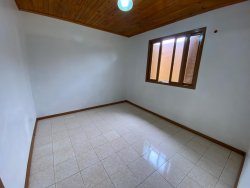 Casa com 04 dormitórios no bairro Lomba Grande 
