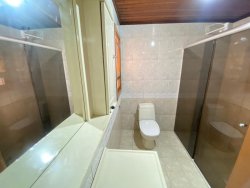Casa com 04 dormitórios no bairro Lomba Grande 