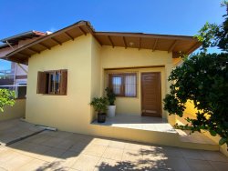Casa com 04 dormitórios no bairro Lomba Grande 