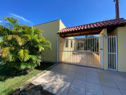 Casa com 04 dormitórios no bairro Lomba Grande 