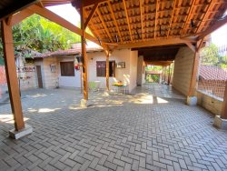 Casa com 04 dormitórios no bairro Lomba Grande 