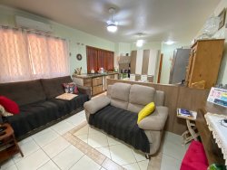 Casa com 04 dormitórios no bairro Lomba Grande 