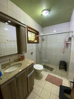 Casa com 04 dormitórios no bairro Lomba Grande 