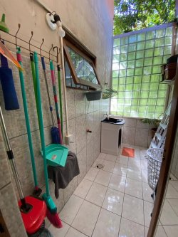 Casa com 04 dormitórios no bairro Lomba Grande 