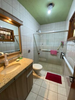 Casa com 04 dormitórios no bairro Lomba Grande 