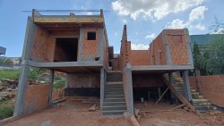 Casa com 03 dormitórios, sendo 01 suíte no bairro Campestre 