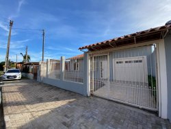 Casa com 03 dormitórios no bairro Feitoria 