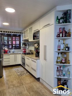 Casa em estilo rústico com 03 dormitórios para locação 