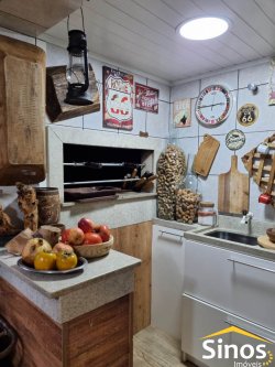 Casa em estilo rústico com 03 dormitórios para locação 