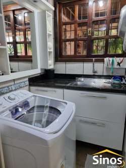 Casa em estilo rústico com 03 dormitórios para locação 
