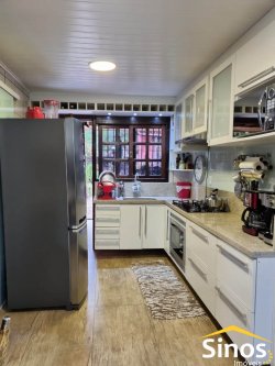 Casa em estilo rústico com 03 dormitórios para locação 