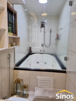 Casa em estilo rústico com 03 dormitórios para locação 
