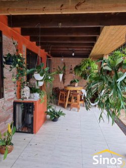 Casa em estilo rústico com 03 dormitórios para locação 