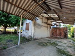 Terreno de esquina com construção no bairro Liberdade 