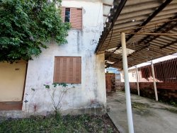 Terreno de esquina com construção no bairro Liberdade 