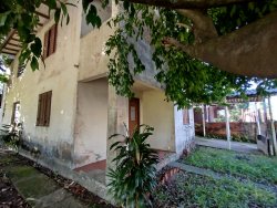 Terreno de esquina com construção no bairro Liberdade 