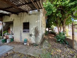 Terreno de esquina com construção no bairro Liberdade 