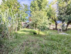 Terreno de esquina com construção no bairro Liberdade 