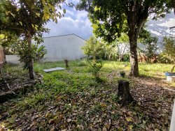 Terreno de esquina com construção no bairro Liberdade 