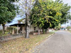 Terreno de esquina com construção no bairro Liberdade 