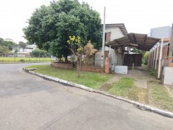 Terreno de esquina com construção no bairro Liberdade 