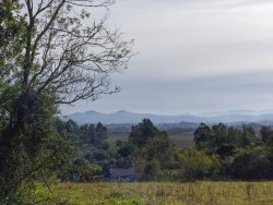 Linda área de terra em Lomba Grande 