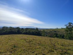 Linda área de terra em Lomba Grande 